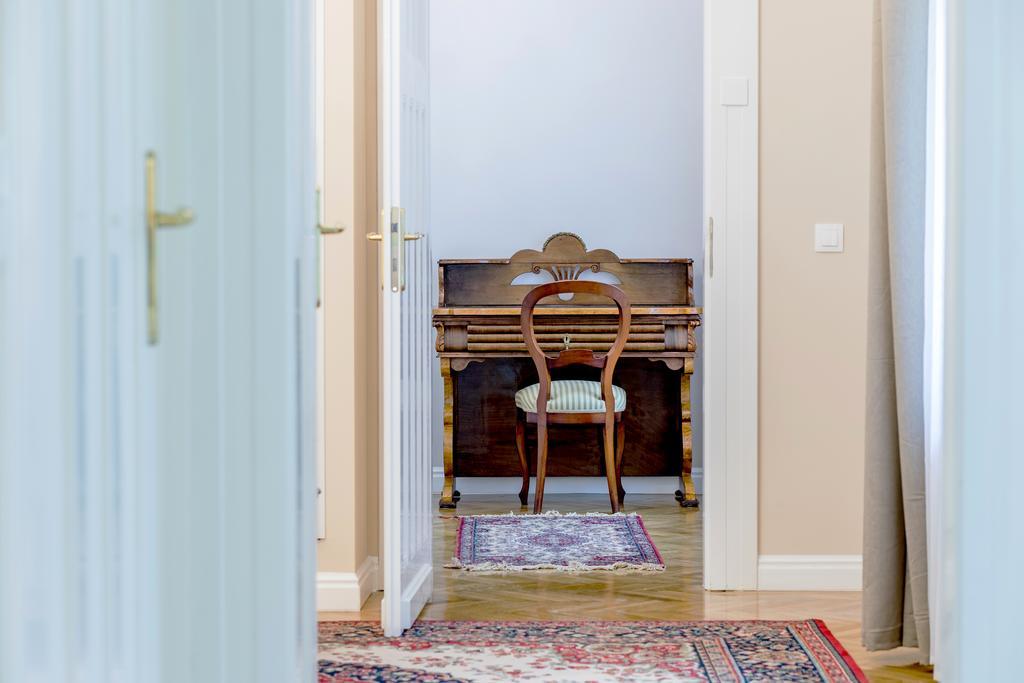 Appartamento Luxury & Antique Charm Budapest Esterno foto